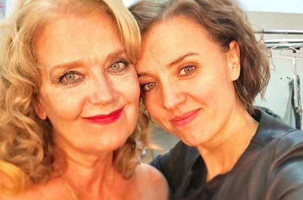 «Без силикона и пластики»: Ксения Алферова опубликовала «честное» фото с матерью