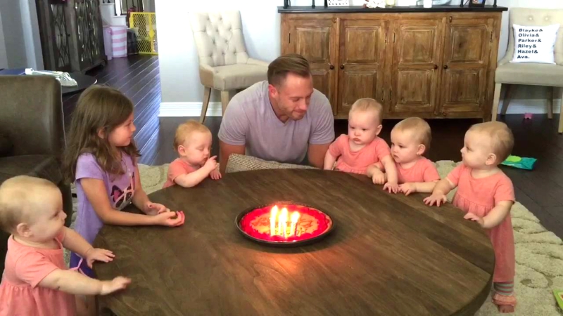 Два уморительных видео: Отец задул свечи на торте, смотрите на реакцию его 6 (!) дочерей