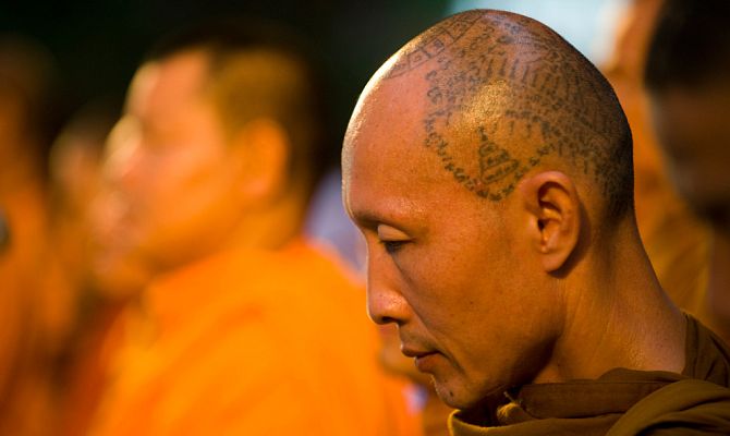 «В чем сила, брат? В монашестве сила»: Монах пробивает стекло обычной иголкой