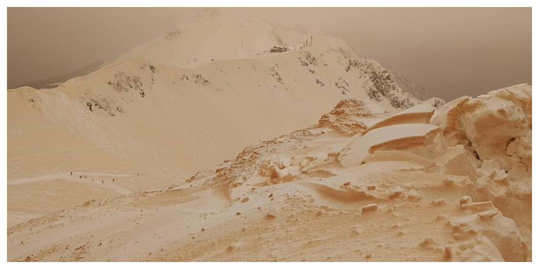 Аномалия в Сочи: на горнолыжном курорте выпал снег с песком
