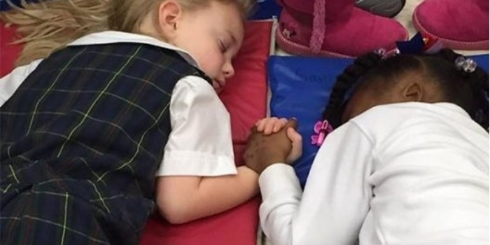 Бесценно: маленький ребенок заснул на полу, но вы взгляните на ее правую руку…