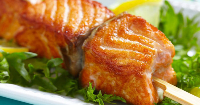 Шашлык из лосося с чесночным соусом: отличный рецепт для пикника!