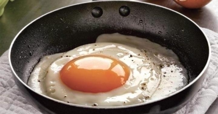 15 кулинарных секретов: «Солите не яичницу, а масло, на котором она жарится!»