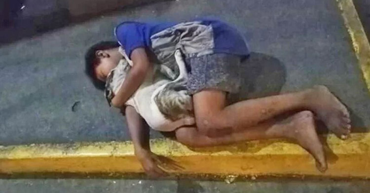 Мальчик, спящий с собакой прямо на асфальте, потряс мир