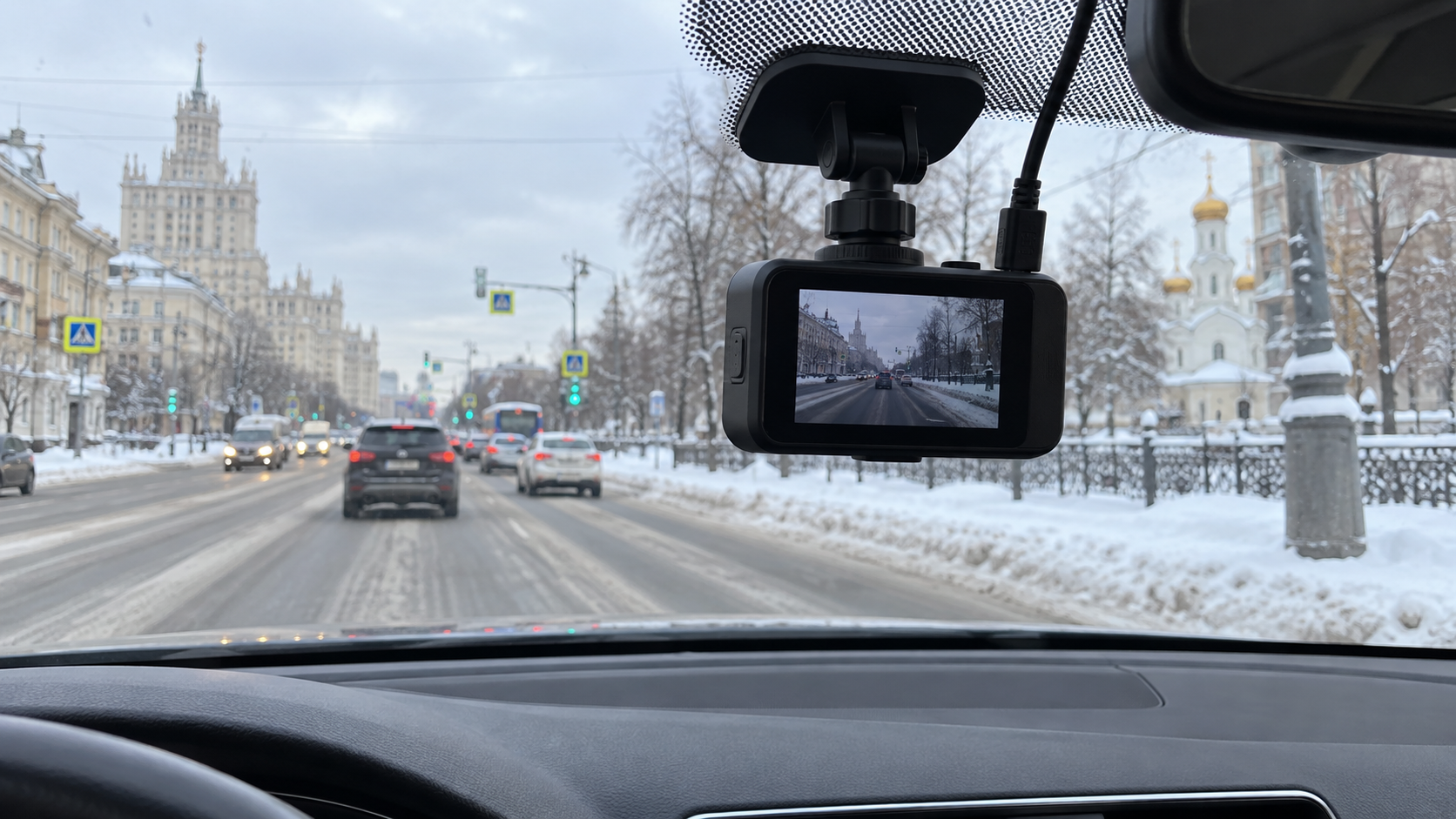 Видеорегистратор на лобовом стекле автомобиля